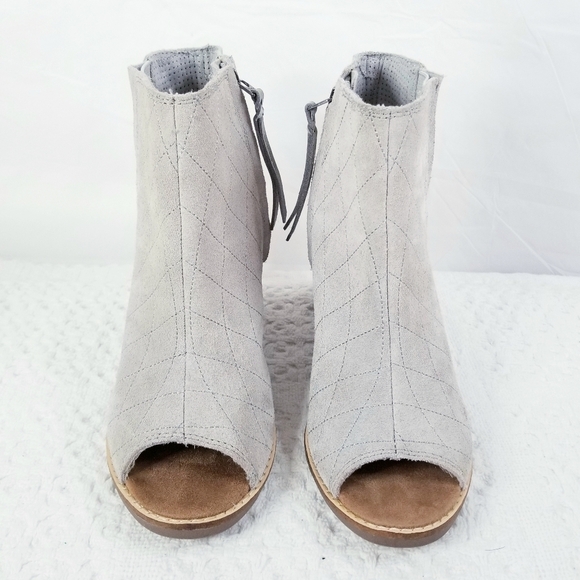 TOMS Gray Suede Diamond Stitch Peep Toe Side Zip Ankle Bootie Boots Shoes Size 7 - Picture 1 of 10